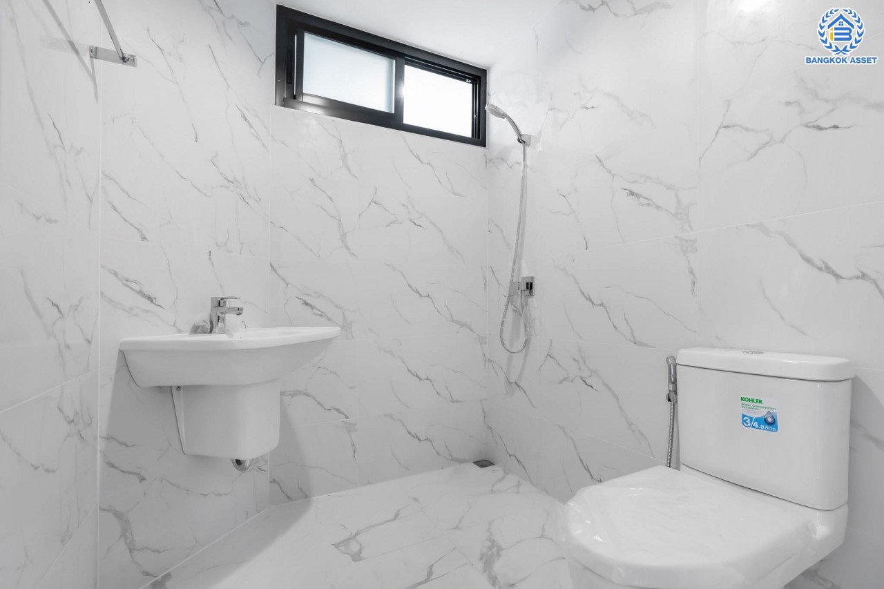 บ้านมือสองตกแต่งใหม่ ม.กฤษดานคร18 บรมราชชนนี เนื้อที่ 125 ตร.ว. บนพื้นที่ใช้สอยมากถึง 353 ตร.ม. อีกระดับของฟังก์ชัน 4 ห้องนอน 4 ห้องน้ำ 1 ห้องอเนกประสงค์ 1 ห้องแม่บ้าน จอดรถได้ 2 คัน บรรยากาศสุด Private บนทำเลศักยภาพเชื่อมต่อหลายเส้นทาง ใกล้เซ็นทรัลปิ่นเกล้า ม.มหิดล และทางด่วน "กาญจนาภิเษก"...